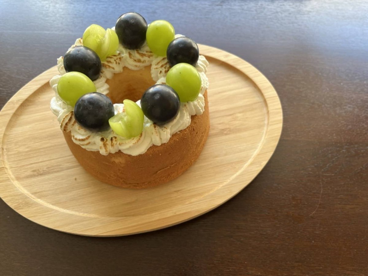 NotecafeK's tweet photo. 米粉シフォンケーキがカット→ホールに
���更になっております！

お好みでデコレーションできるのが魅力😘
「それはちょっとハードルが高い・・」
という方は苺の写真のクッキーも販売しておりますので
ぜひネットショップをチェックしてみて下さいっ https://t.co/UZLtFxIWI1