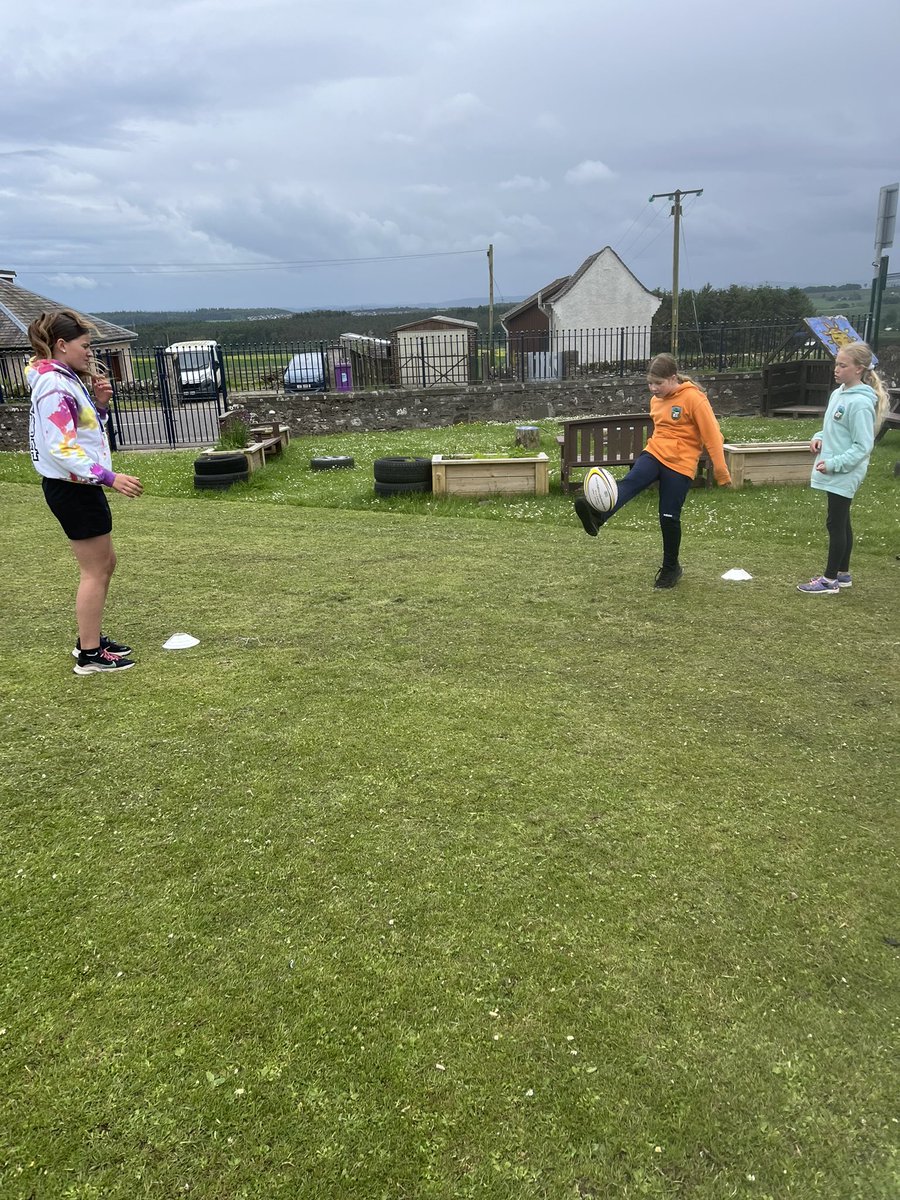 🏉 Superb #Rugby Coaching @AuchterhousePS with #TeamAuchterhouse & their  P7 #YoungLeader #Coach using top tips from mentor Ryan @DundeeRugbyClub @WeRDundeeEagles Next stop Rugby Fest @LiffPS on 24th June  #VolunteerInSport #FeelYourPersonalBest @scottishrugby @sportscotland 🏉