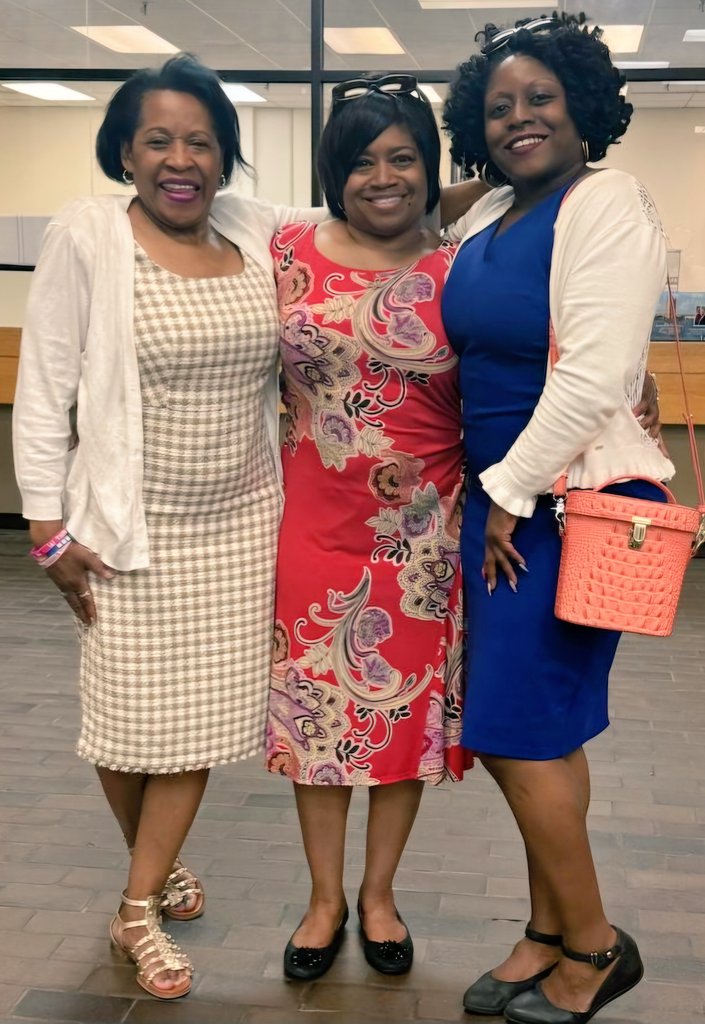 What an honor to be among the inaugural Shining Light recipients! I am thankful that my family could share this #PPSSHINES moment with me!  @ebracyPPS @nicscud @SterlingWhite59 @jennthomas75 @hnealPPS @AP_Allen06 #ppstrts @PortsVASchools @BrightonVA