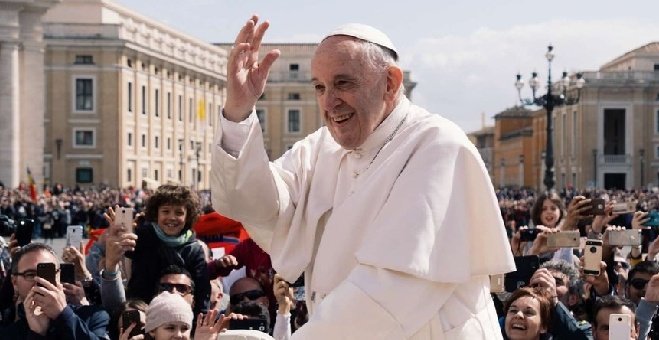 El Papa Francisco se disculpó por haber recurrido a una expresión del dialecto romano que en español equivaldría a 'mariconería'. El Pontifice habría solicitado a los obispos que no admitan a personas homosexuales en los seminarios, afirmando que ya “hay demasiada mariconería”