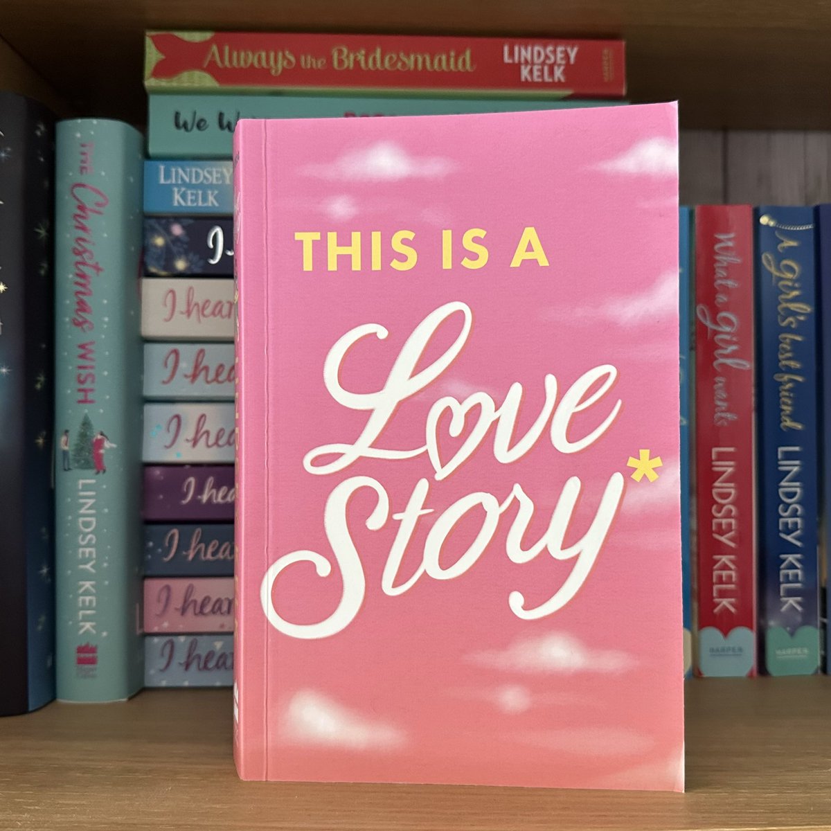 📚#BookReview📚 5⭐️Meet Sophie and Joe in #LoveStory by @LindseyKelk, you won’t be disappointed in this warm, comical and friendly read full of love, laughter and nostalgia💖 🔗Full Review in thread below #BookTwitter #Bookblogger