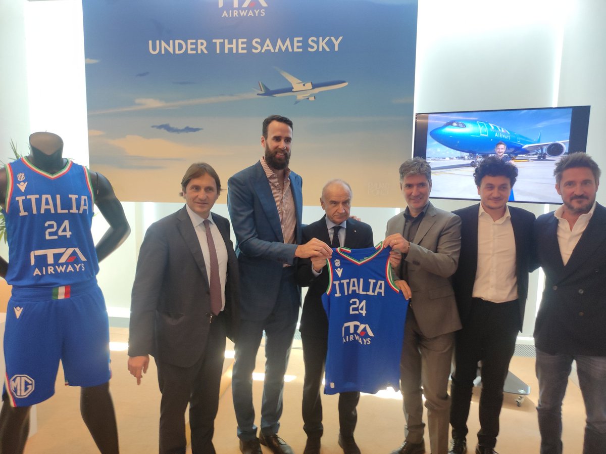 “Nessuno ci dà per favoriti ma guardate che ha fatto l'@Atalanta_BC in #UEL.Noi vogliamo essere come l'Atalanta nel basket”, ha detto Petrucci durante la presentazione delle nuove maglie di @Italbasket. 'Non sarà facile andare a #Paris2024 ma ci proviamo' #italbasket #ItaAirways