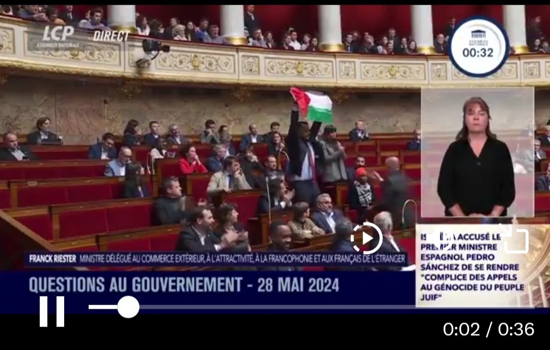 Immensément fière de notre député LFI @sebastiendelogu qui a brandi un drapeau palestinien dans l'hémicycle de l'assemblée nationale pour dénoncer l'horreur du génocide à Gaza. Plus que jamais la France insoumise est à la hauteur de l'Histoire. #GazaGenocide‌