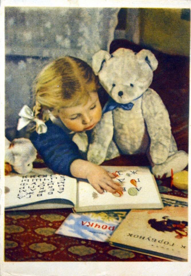 🐻
'Every child you encounter is a divine appointment.' ~Wess Stafford

Vintage Postcard 

#Everychild #Children #storytime #devineappointment #WessStafford #Vintage #Postcard #vintagepostcard #childrenarethefuture  #childrenreading #youngreader #teddybear #readingandart  #books