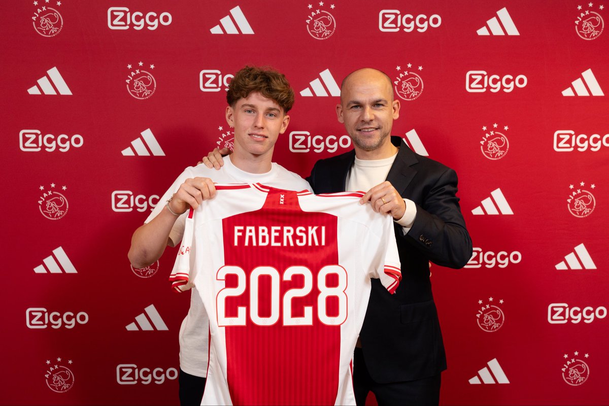 Official: Jan Faberski (18/🇵🇱) has extended his contract at Ajax until 2028!

The talented winger joined Ajax from Jagiellonia in Poland in 2022. Last season he played for Ajax U18, he’ll join Jong Ajax next season!

Congrats, Jan! 💎

#Ajax | #Faberski