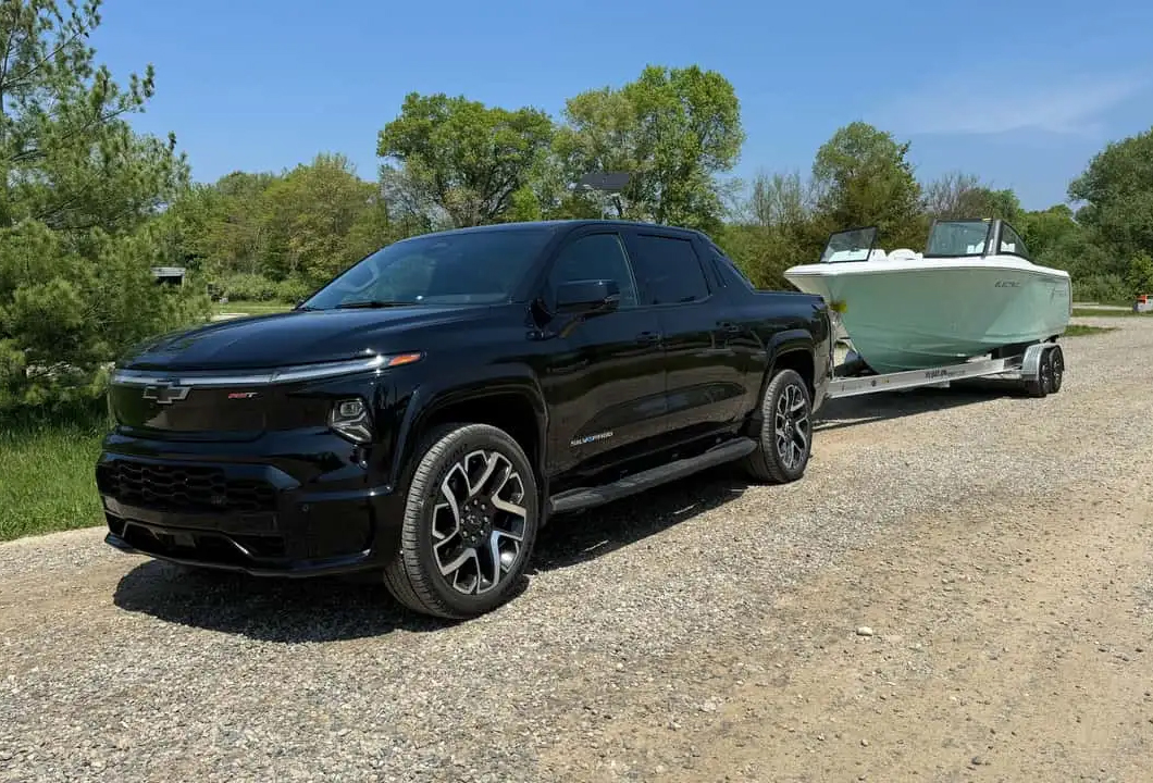 ForzaX1boats's tweet photo. We were excited to be part of the media event for the new electric @Chevrolet Silverado EV RST! With an impressive 440-mile range and a maximum towing capacity of 10,000 pounds, this truck is truly incredible. 
Pics @InsideEVs 
#ev #electricboat #electrictruck https://t.co/10XzPfhUFQ