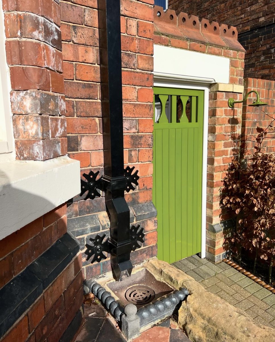 metalgutters's tweet image. Leaky cast iron guttering was replaced with lighter cast aluminium from Aluminium Superstore. We think it looks fantastic! 

#guttering