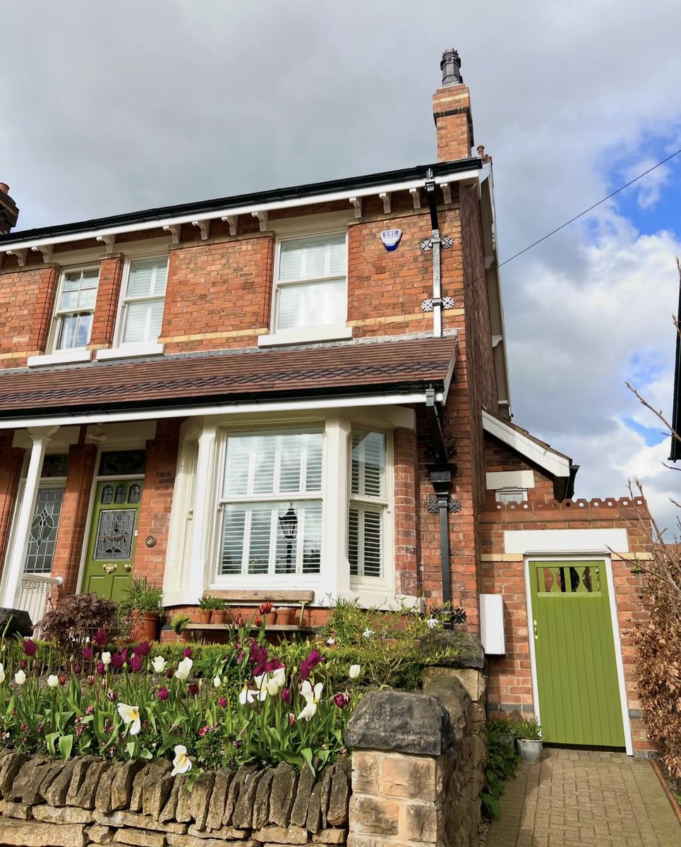 metalgutters's tweet image. Leaky cast iron guttering was replaced with lighter cast aluminium from Aluminium Superstore. We think it looks fantastic! 

#guttering