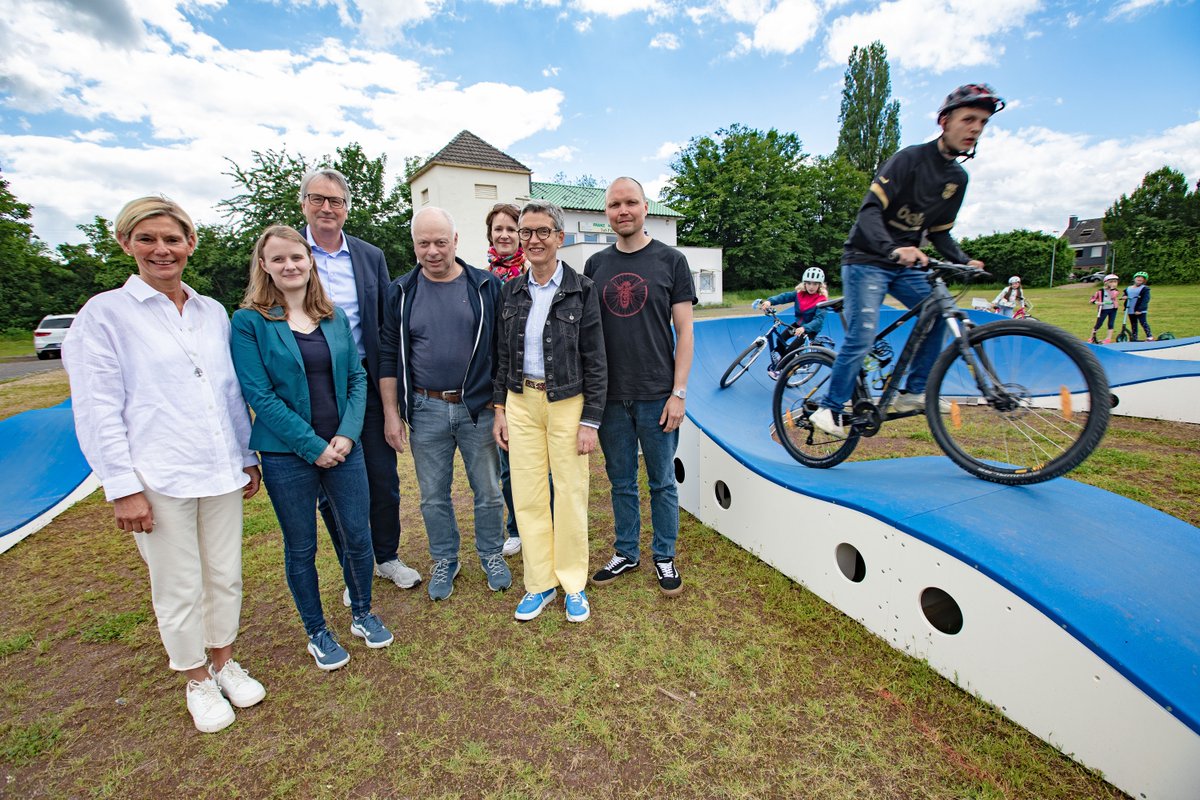 Mit Skateboards, Scootern, Inlinern oder Fahrrädern können sich Kinder und Jugendliche auf einem neuen mobilen Pumptrack in Pützchen austoben! Eröffnet wurde er am Dienstag, 28. Mai, von der Stadt #Bonn und vom Stadtsportbund Bonn. Mehr Infos unter bonn.de/pressemitteilu…