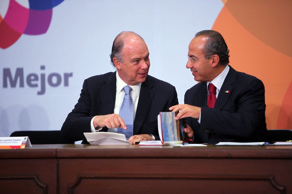 alvaro_delgado's tweet photo. Vean con qué vigor @EnriqueKrauze combate al poder, además de la implacable mirada. Ja. En el libro que ⁦@FelipeCalderon⁩ sostiene, Krauze justifica el baño de sangre en ese gobierno: “una guerra necesaria” https://t.co/lyK8qxT6ZY