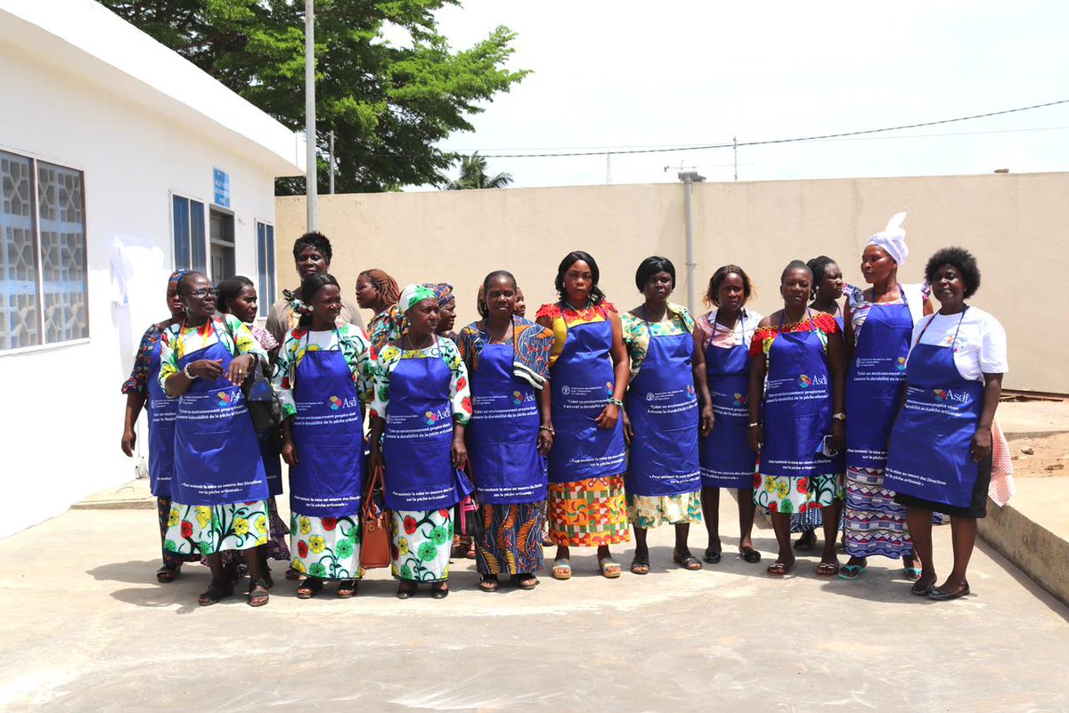 FAOSenegal's tweet photo. 📍Abidjan| 🗓️25 mai
Inauguration de la plateforme de fours FAO-Thiaroye de transformation (FTT) de #Sassandra
👉🏾Améliorer les conditions travail des 🚺
👉🏾Assurer la sécurité sanitaire des produits
👉🏾Réduire la pression sur bois mangroves
👉🏾Protéger la santé des 🚺
#CFIgef https://t.co/1OU18tGdDJ