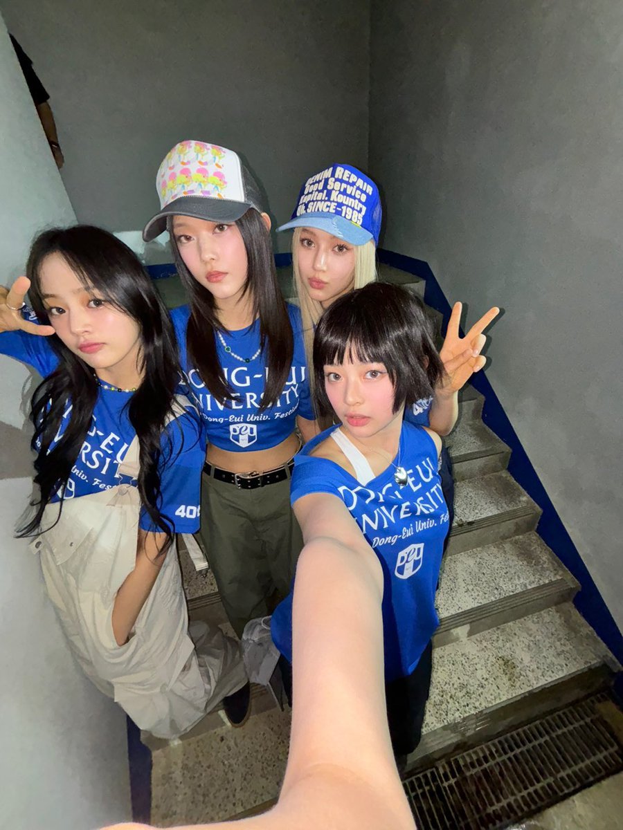 NewJeans_twt's tweet photo. Heyooo 동의대!!💙🧢 
오늘 정말 푸릇푸릇하고 아름다운 하루였어요!! ㅎㅎ
정말 오래 기다리고 힘들게 보러 오신 분들도 많았을텐데, 무대를 이렇게 힘차게 즐겨주셔서 너무너무 고마워요~~💗😭🥰  
정말 신나고 소중한 무대로 기억에 오래오래 남을 거예요!!!!!!!!!!!!😝
Can’t believe “How sweet” and 
Supportive u all are!! Thank you! 😘😘😘

#뉴진스 #Newjeans