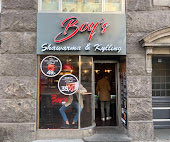 LarsBartoli's tweet photo. Utilsigtet bonusinfo. NU ved jeg, hvorfor shawarmabiksen lige rundt om hjørnet har lukket i længere tid af ellers uforklarlige årsager.#tibar #densortesvane https://t.co/T590dD2ZbF
