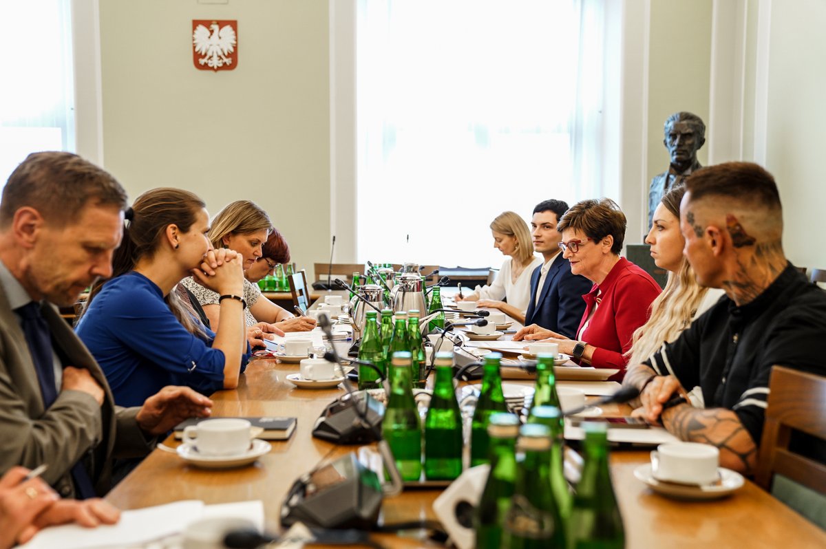 📸Przedstawiciele Komisji Edukacji, Nauki i Młodzieży spotkali się z delegacją Komisji Parlamentarnej ds. Edukacji, Nauki oraz Oceny Technologii Bundestagu. 🔸Wizyta delegacji poświęcona jest spotkaniom i rozmowom na temat polsko-niemieckiej współpracy naukowej, kształcenia i