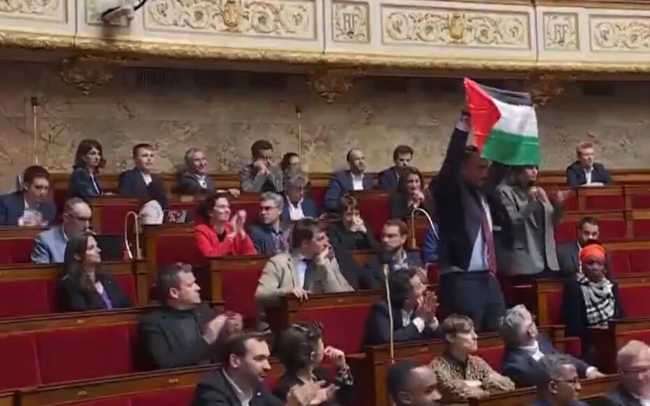 Guerre à Gaza : un député LFI brandit un drapeau palestinien à l’Assemblée nationale, la séance suspendue leberry.fr/paris-75000/ac…