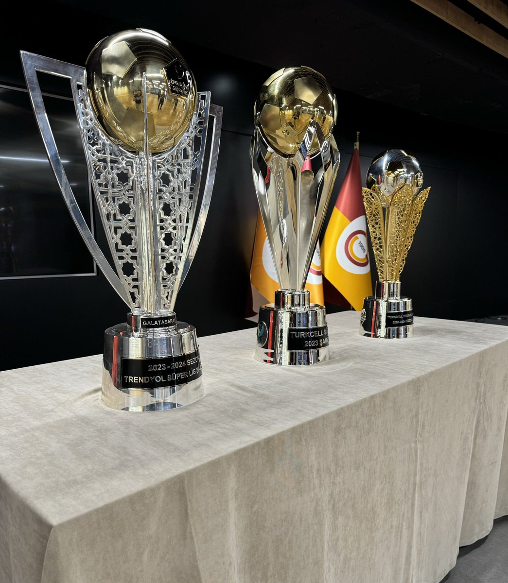 SÖKE SÖKE ALDIĞIMIZ KUPALARIMIZ!

Bu arada “Kürek çok çok önemli.”
Boşa kürek çekmemek.

#ŞampiyonGalatasaray