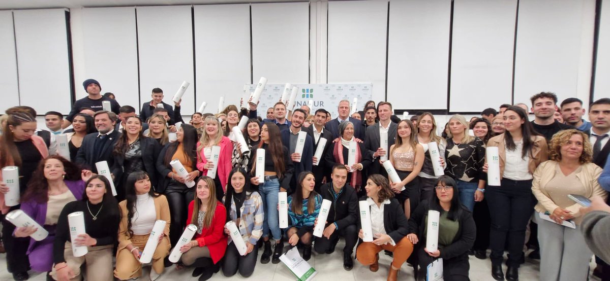 pablosivori's tweet photo. Feliz y orgulloso de recibir mi diploma de Profesor Universitario en Educación Física de la @unahurlingham 👨🏼‍🎓🇦🇷. 
¡Vamos por más! 💪🏼 https://t.co/I1myTWErID