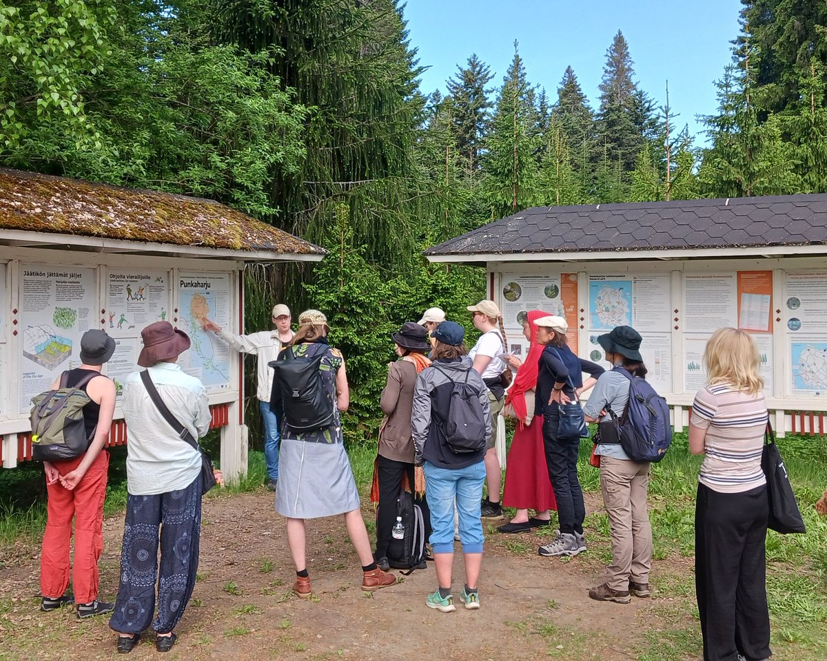 metsasuhdeklub's tweet photo. Kevätseminaarissa @lustomuseum nautittiin innoittavista #metsä #taide alustuksista, Metsän määritelmä-dokumentista, keskusteluista, metsäkävelyistä harjulla ja puulajipuistossa. Seminaari kokosi monitieteisen joukon tutkijoita, taiteilijoita ja opiskelijoita - Kiitos kaikille 💚 https://t.co/COcp4FowqZ
