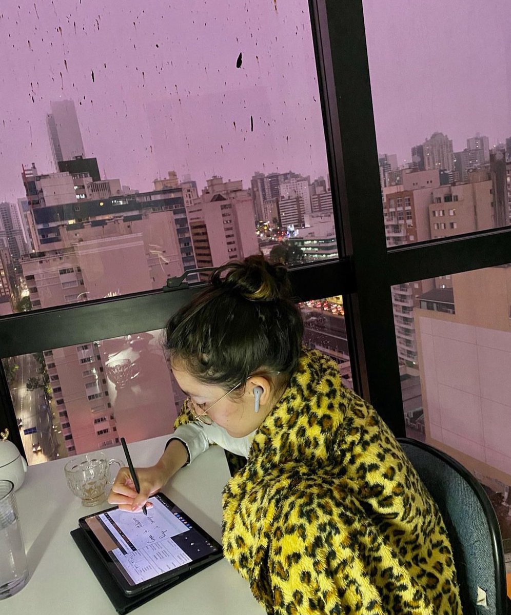 studynamukoo's tweet photo. Frio chegou e o look dos estudos é esse:
(Eu amontoada na cadeira com a coberta) https://t.co/FpTWEIrLJy