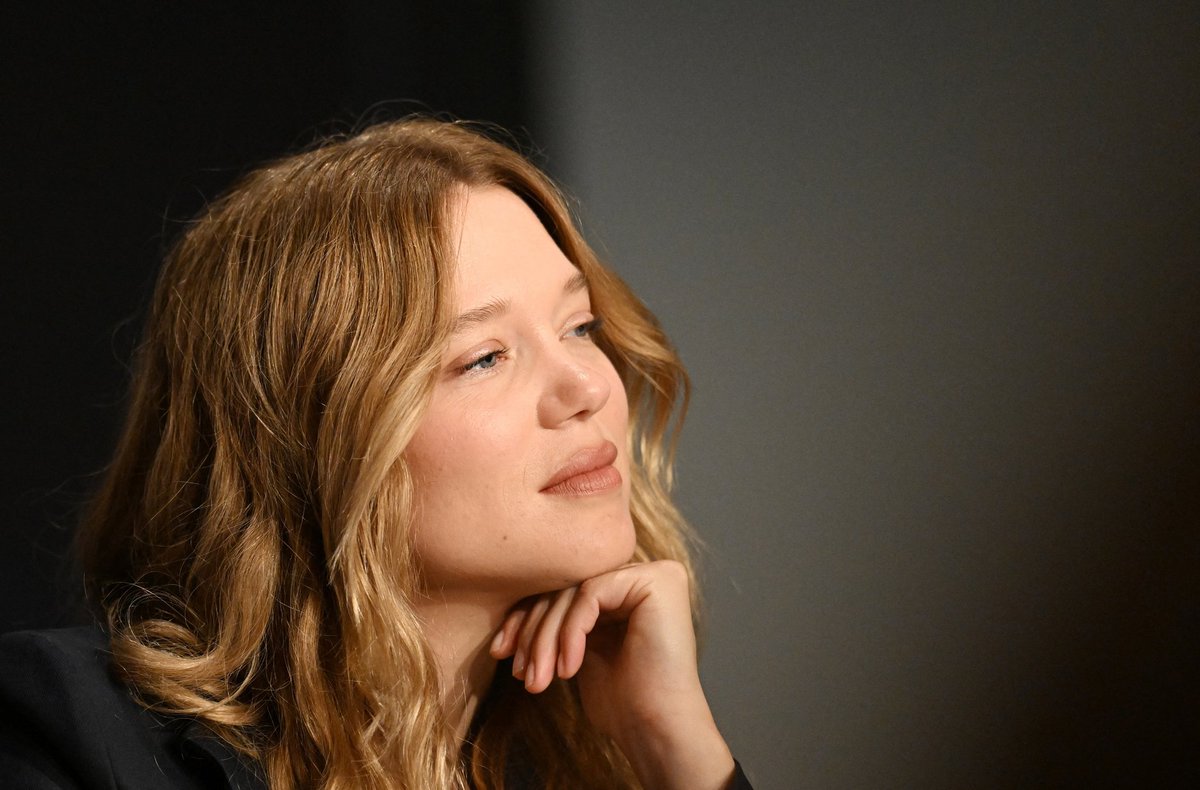 léa seydoux’s signature pose 🫶🏻