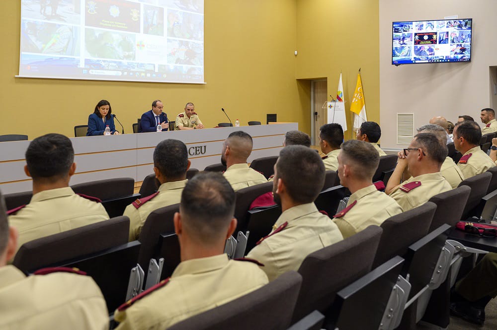 Personal del #BPMI del @CGTAD_NRDC_ESP se actualiza en SVB y primeros auxilios en la Facultad de Ciencias de la Salud en la @uchceu. Mejoramos nuestra preparación permanentemente. #SomosTuEjército #EjércitoDeTierra