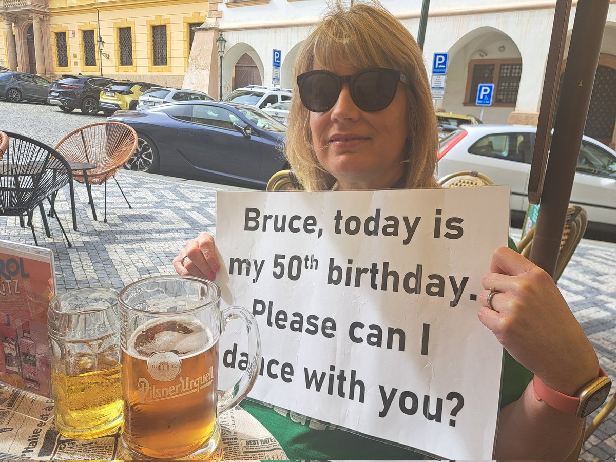 craig_gamble8's tweet photo. 🍻 today we met @springsteen fans from Germany 🇩🇪,  Italy 🇮🇹 and Bosnia 🇧🇦 we are all looking forward to another trip to the beautiful city of Prague @azsweetheart013 @nilslofgren @StevieVanZandt @dolgamble @GeraldineConlo4 https://t.co/MOxc7Cgfgo