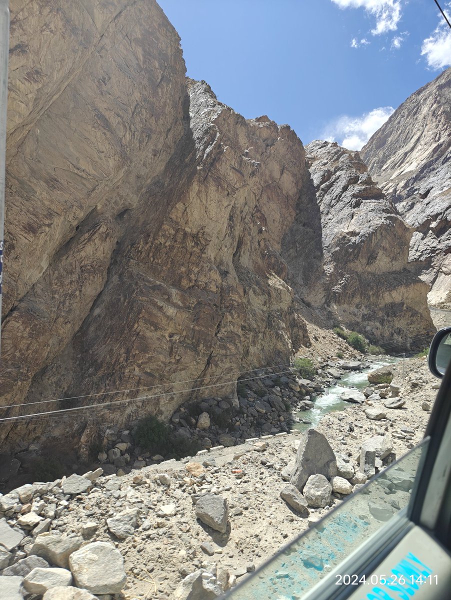 namitsaxena2007's tweet image. Day 6 - Late post due to lack of network- A tough drive to @Pangong Lake. The drive with huge mountains and the curvy #Shyok river is terrific for the adventurous. The river must have been mightier than what it is today.