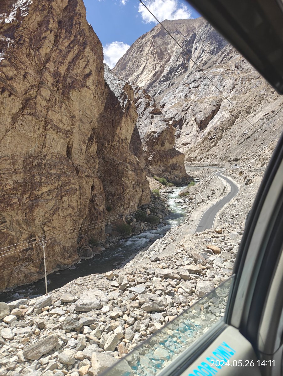 namitsaxena2007's tweet image. Day 6 - Late post due to lack of network- A tough drive to @Pangong Lake. The drive with huge mountains and the curvy #Shyok river is terrific for the adventurous. The river must have been mightier than what it is today.