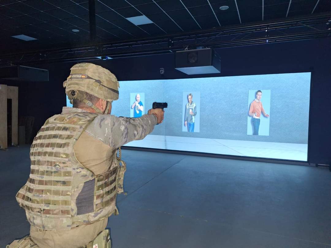 El Batallón Princesa, #RILaReina2, #BrigadaGuzmánelBueno, realiza prácticas de tiro de combate con arma corta en el simulador de tiro VICTRIX un sistema que permite el mantenimiento de la instrucción y empleo de técnicas recreando todo tipo de situaciones #SedFuertesenlaGuerra