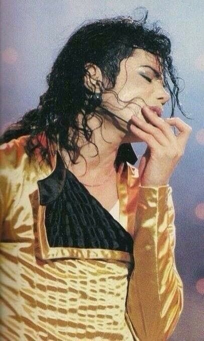 cardifairy's tweet photo. michael jackson wearing necklaces, a very necessary thread; https://t.co/d9bv8g8nIJ