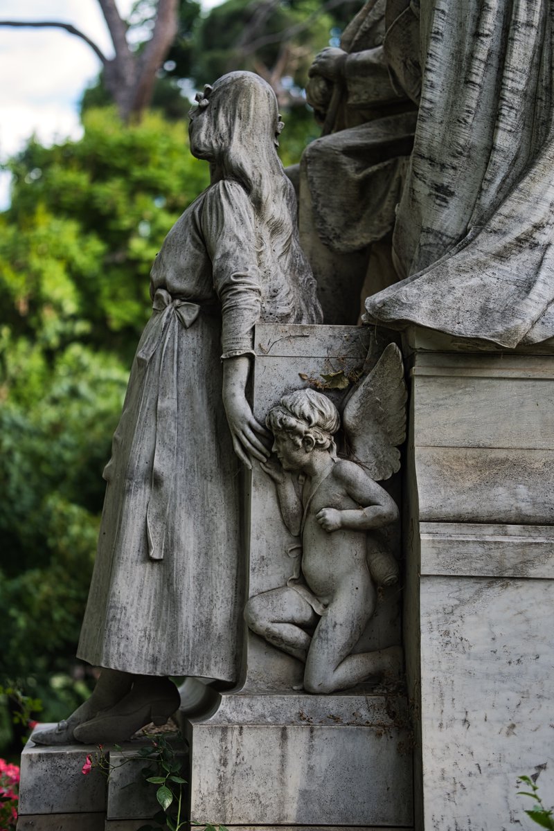 Monumento a Campoamor @_ElRetiro 

'Hay una especie de magia cuando nos vamos lejos y, al volver, hemos cambiado.'
 Kate Douglas Wiggin