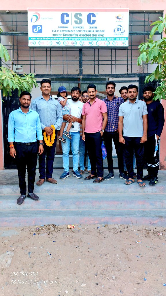 Hanumansankhla2's tweet image. हमारी ग्राम पंचायत सिलोरा का नाम रोशन करने वाले उड़ीसा मे मजिस्ट्रेट दिपेन्द्र सिंह जी राठौड़ का आज #CSC_SILORA पर पधारना हुआ ओर आत्मीय भेट हुई साथ ही @CSCegov_ की सेवाओं के बारे मे इनको विस्तार से बताया
हार्दिक धन्यवाद एवं स्वागत
@sanjaykrakesh
@Tele_Law 
@AmitShah 
@bhawanita