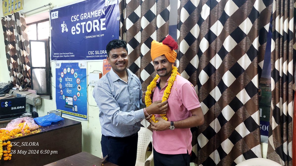 Hanumansankhla2's tweet image. हमारी ग्राम पंचायत सिलोरा का नाम रोशन करने वाले उड़ीसा मे मजिस्ट्रेट दिपेन्द्र सिंह जी राठौड़ का आज #CSC_SILORA पर पधारना हुआ ओर आत्मीय भेट हुई साथ ही @CSCegov_ की सेवाओं के बारे मे इनको विस्तार से बताया
हार्दिक धन्यवाद एवं स्वागत
@sanjaykrakesh
@Tele_Law 
@AmitShah 
@bhawanita