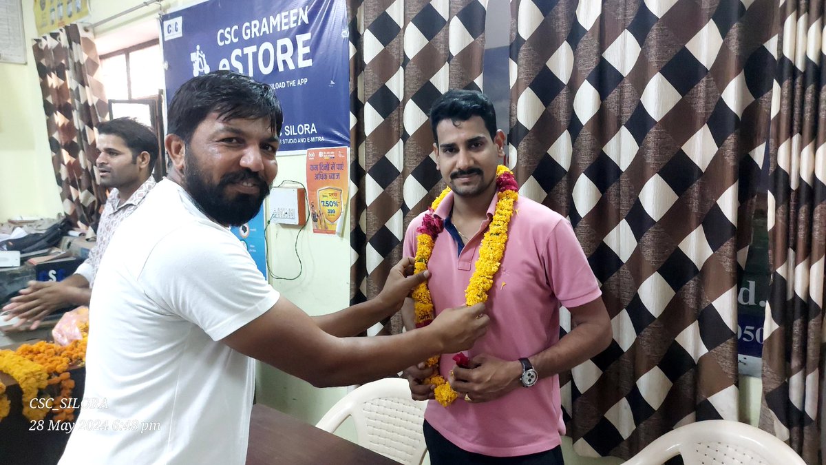 Hanumansankhla2's tweet image. हमारी ग्राम पंचायत सिलोरा का नाम रोशन करने वाले उड़ीसा मे मजिस्ट्रेट दिपेन्द्र सिंह जी राठौड़ का आज #CSC_SILORA पर पधारना हुआ ओर आत्मीय भेट हुई साथ ही @CSCegov_ की सेवाओं के बारे मे इनको विस्तार से बताया
हार्दिक धन्यवाद एवं स्वागत
@sanjaykrakesh
@Tele_Law 
@AmitShah 
@bhawanita