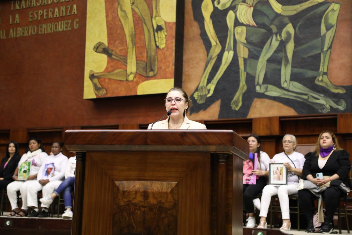 AsambleaEcuador's tweet image. Lola Valladares, especialista del programa de @onumujeresEcu, comparece ante el Pleno. Señala la necesidad de una reparación transformadora a víctimas de violencia de género, abuso sexual y femicidio, que también se extienda a sus familiares. Además, expresa como fundamental la…