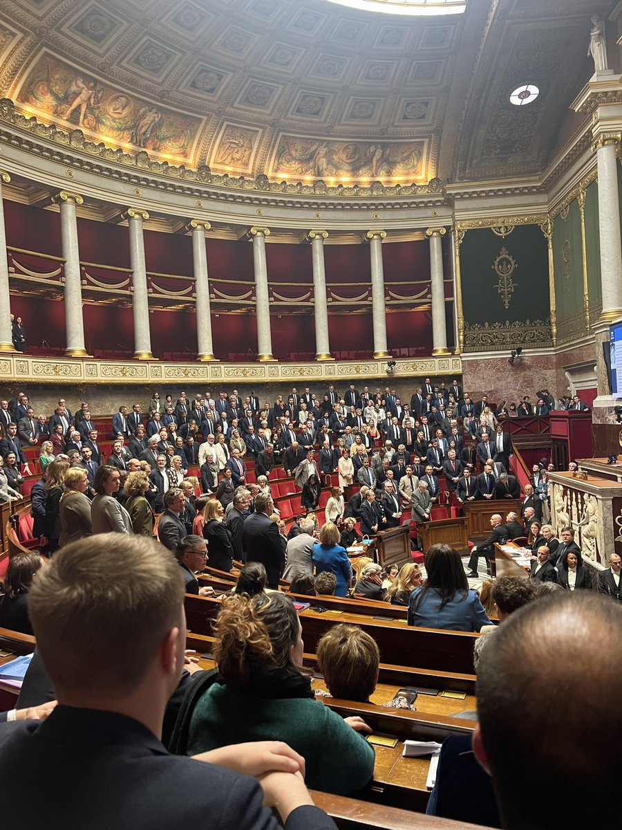 Debout dans l’Assemblée nationale les soutiens du génocide se lèvent pour exclure le député @sebastiendelogu. Le peuple palestinien est massacré et le majorité présidentielle, aidée par la droite et l’extrême-droite, couvre une armée de criminels de guerre. La honte absolue.