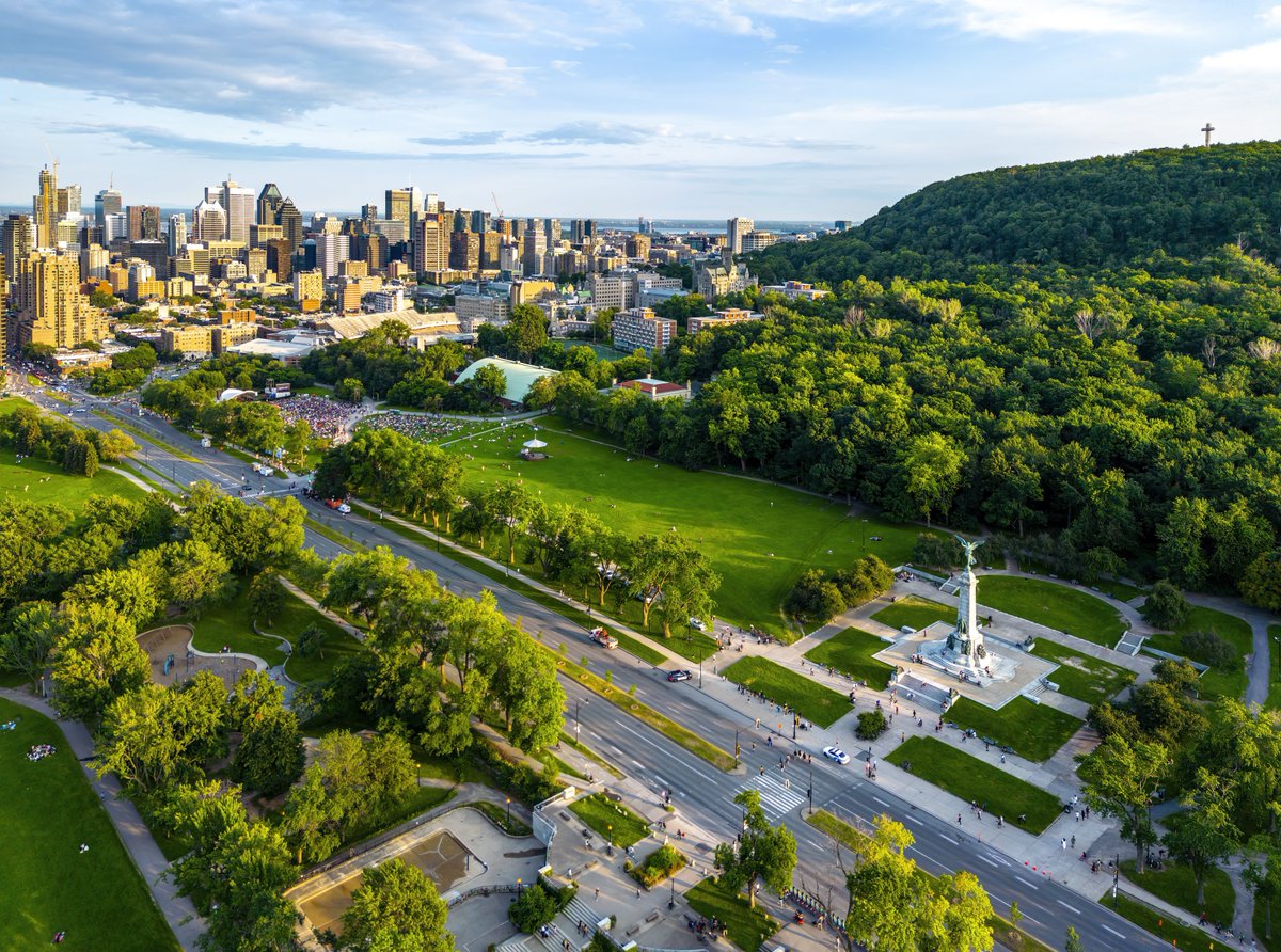 Did you hear the news? The ICCA has ranked Montréal first (once again) in the Americas! 🎉 This is our eighth consecutive year ranked as #1. Learn more ┈➤ blog.mtl.org/en/icca-ranks-… 📷@evablue #montreal #ICCA
