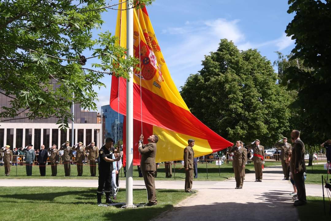 Con motivo de los actos del #DIFAS24, militares del #MACA_ET, Ejército del Aire y del Espacio, Guardia Civil y BIEM V participan en el solemne izado de la Bandera de España en #León.