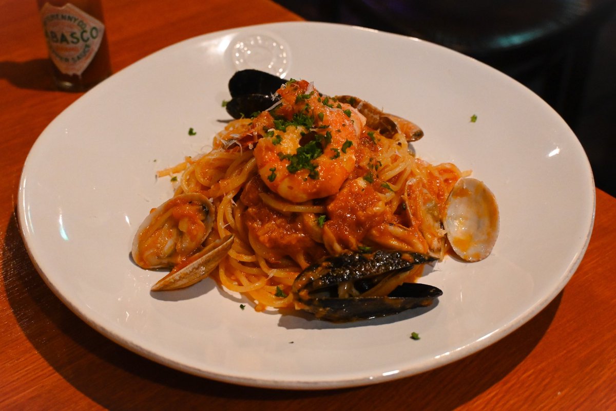 kamatanomi's tweet photo. 『REGARIO』
西口にあるスペイン料理店。
魚介づくし。赤海老、アサリ、ムール貝、イカと具沢山のオーシャンパエリア。旨味凝縮。もっちり麺の魚介アラビアータはトマトの程よい酸味と唐辛子のピリ辛具合のバランスが絶妙。とろっとろの濃厚マッシュポテトもぜひ食べてほしい逸品。
#蒲田 #REGARIO https://t.co/HGKfC0AAXi