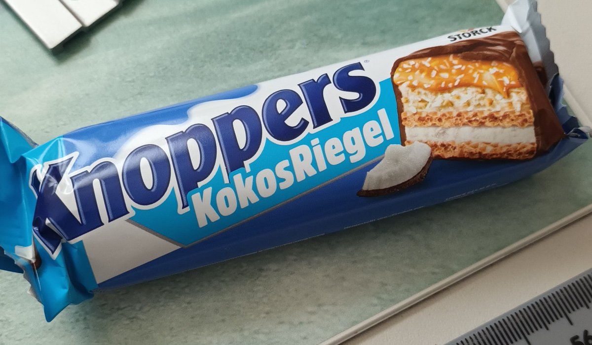 Lunch!! 

MY FIRST SUCCESSFUL OMLETTE OH MY GOD (ofc with cheese)
Mixed salad with OIL DRESSING(?!)

And the best, my current hyperfixation and love: Knoppers coconut bar, its EVERYTHING