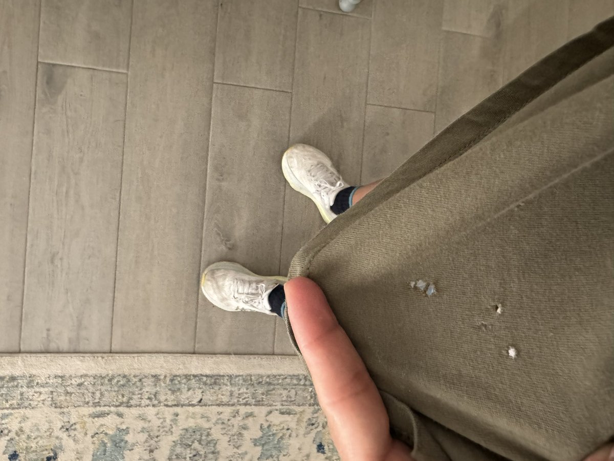 BeAcevedoTachna's tweet photo. Alguien que me explique este misterio de los hoyitos en todas mis camisetas al nivel del ombligo: https://t.co/e52QYtNZZC