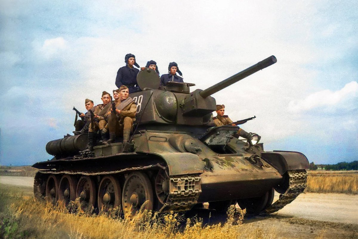 O icônico tanque soviético T34 fotografado durante a Segunda Guerra Mundial

#history #ww2 #soviet