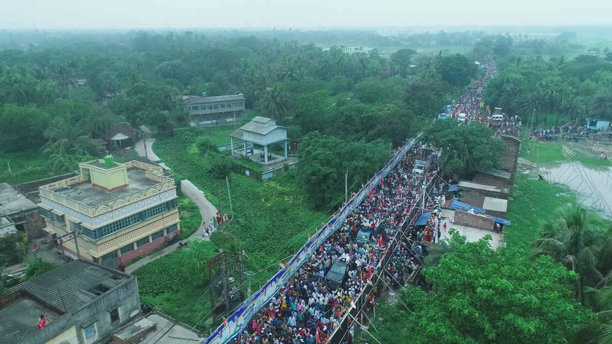The scenes are absolutely captivating, showcasing the unwavering love and admiration of the people for their Jononeta, Shri @abhishekaitc.   The sheer magnitude of the crowd, gathered in huge numbers with wide smiles and warm greetings, speaks volumes about the profound impact he