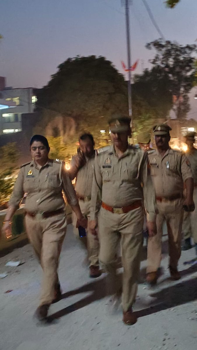 पुलिस अधीक्षक अमरोहा @ipskunwaranupam के निर्देशन में थाना बछरायूं पुलिस द्वारा आगामी त्योहारों,अपराध नियंत्रण,कानून एवं शान्ति व्यवस्था तथा जनमानस में सुरक्षा की भावना जागृत करने के दृष्टिगत थाना क्षेत्रो में पैदल गश्त की गई। #UPPolice #FootPatrolling