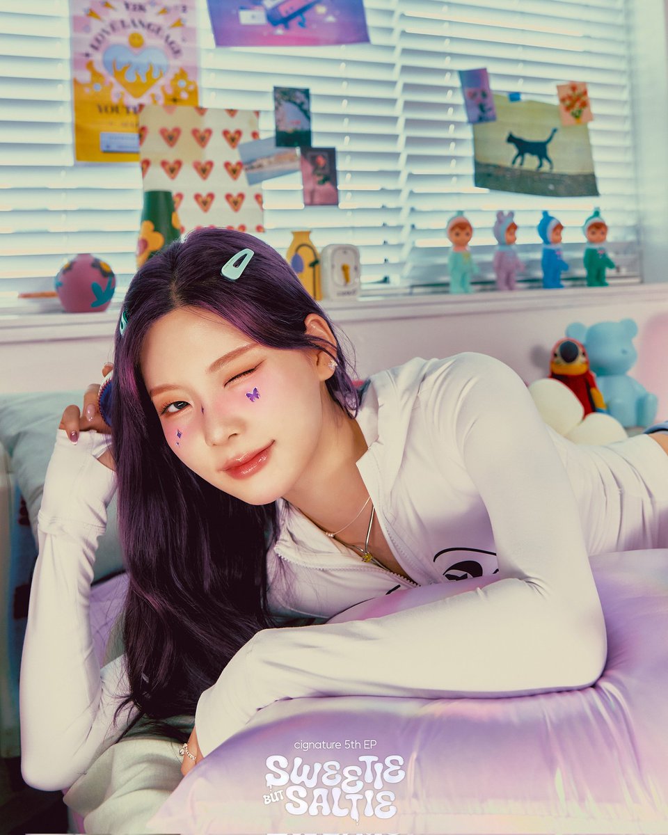 cignature_J9's tweet photo. [⛱]

cignature(시그니처) 5th EP Album 
‘Sweetie but Saltie’

Individual Photo A
SELINE

2024.06.10 PM 6:00 (KST)

#cignature #시그니처 #채솔 #지원 #셀린 #클로이 #세미 #도희 #SweetiebutSaltie https://t.co/e8qJD7lFAj