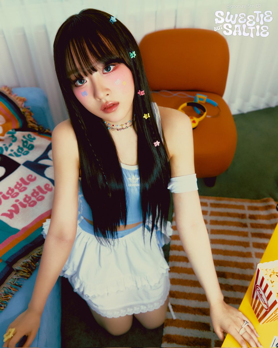 cignature_J9's tweet photo. [⛱]

cignature(시그니처) 5th EP Album 
‘Sweetie but Saltie’

Individual Photo A
CHLOE

2024.06.10 PM 6:00 (KST)

#cignature #시그니처 #채솔 #지원 #셀린 #클로이 #세미 #도희 #SweetiebutSaltie https://t.co/NStFQocYIU