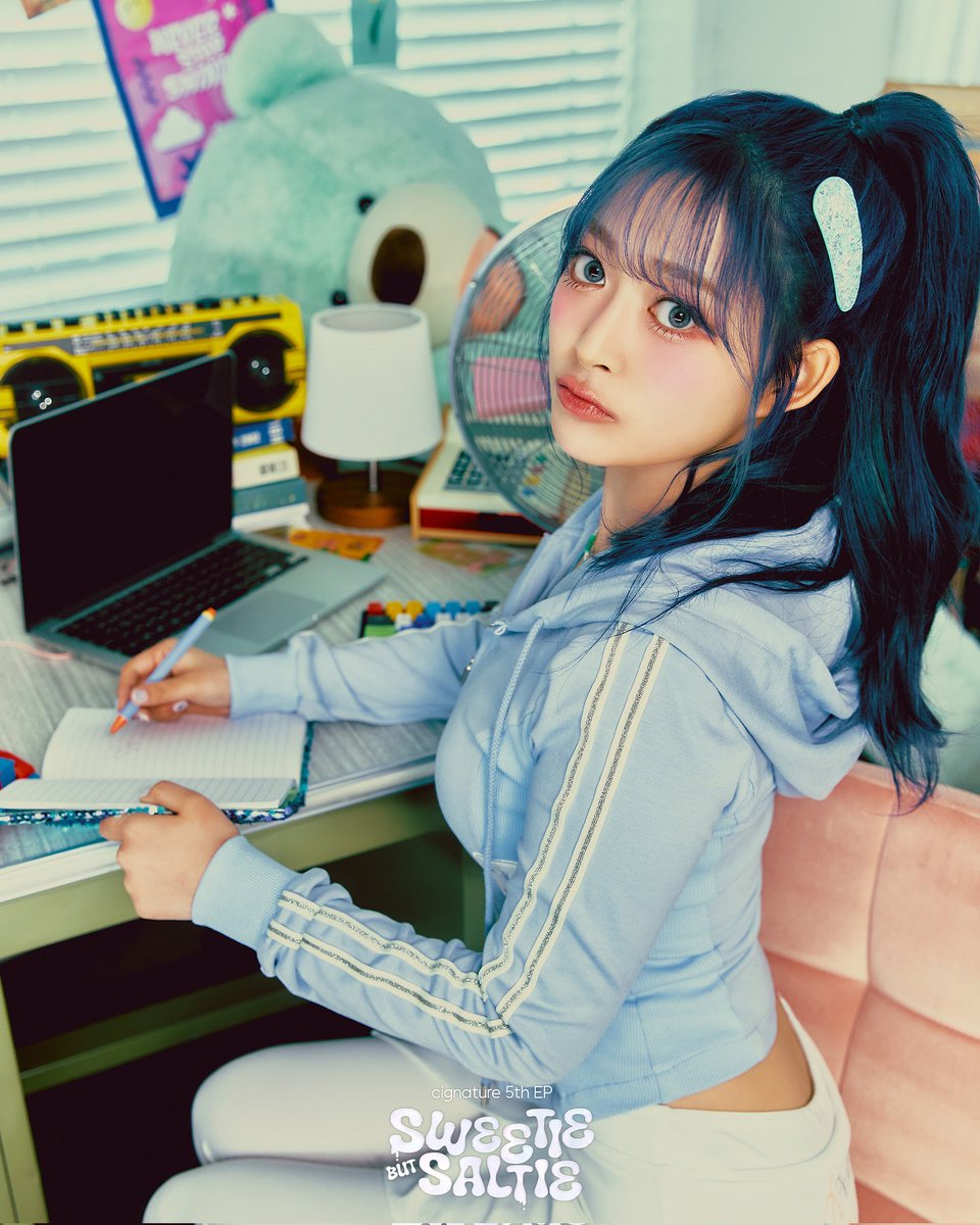 cignature_J9's tweet photo. [⛱]

cignature(시그니처) 5th EP Album 
‘Sweetie but Saltie’

Individual Photo A
SEMI

2024.06.10 PM 6:00 (KST)

#cignature #시그니처 #채솔 #지원 #셀린 #클로이 #세미 #도희 #SweetiebutSaltie https://t.co/VcYsmVkoK0