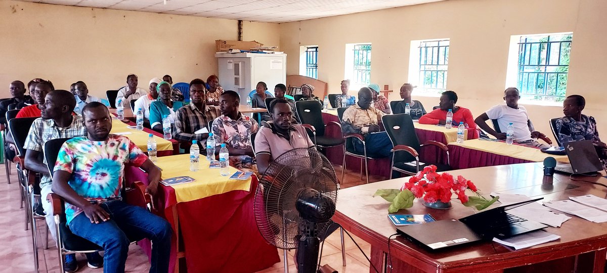 #PeaceBegins🕊️ with capacity building! That's why @UNPOL officers serving with #UNMISS in Yambio, #SouthSudan🇸🇸, trained some 30 community leaders + local police on curbing crime + observing human rights principles at a 3-day workshop aimed at enhancing community policing. #A4P