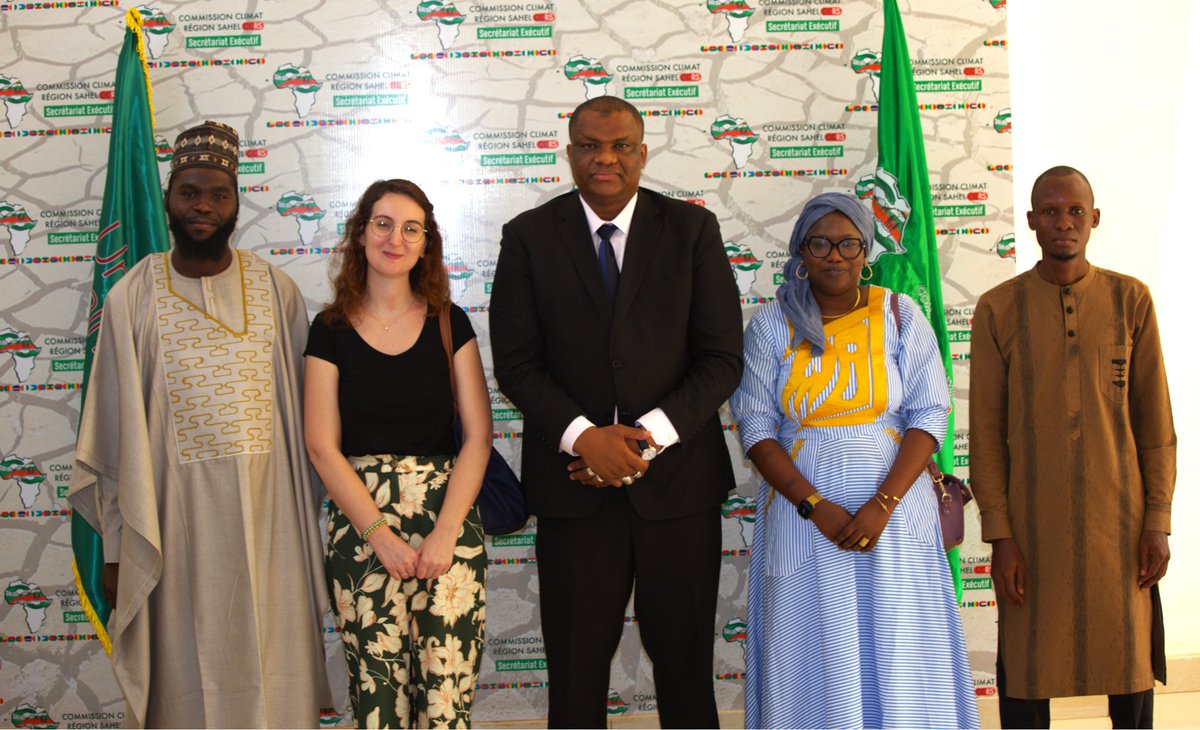 Ravi de recevoir ce jour, le Directeur des Programmes et Plaidoyer au #Niger de @wateraid, Mr @SoumanaGoudia accompagné de ses collègues régionales Mme @Kinefatimdiop1 et Mme @AlessiaMura 
En savoir plus : 👇👇👇
ccrs-sahel.org/le-secretaire-…