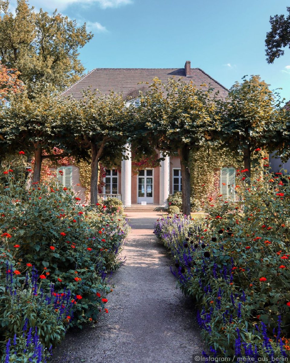 Have you already visited Max Liebermann's 'castle by the lake'? 🏰 🌷 🌊

Find more information about the Liebermann-Villa and featured exhibitions here: 👉
sohub.io/yhku

#visitberlin #berlin